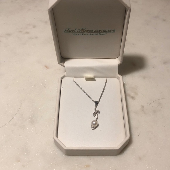Necklace with pearl pendant